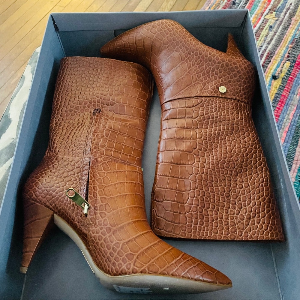 Never worn lo-Windsor Terracotta Croco Boots Size 7.5 Stylish and Chic
